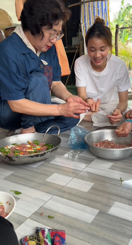 Kiều Ti&ecirc;n cho &ldquo;bay m&agrave;u&rdquo; loạt video mukbang với nh&agrave; chồng, th&aacute;i độ của "Anh Ba Đ&ocirc;ng" li&ecirc;n tục bị đặt c&acirc;u hỏi- Ảnh 6.