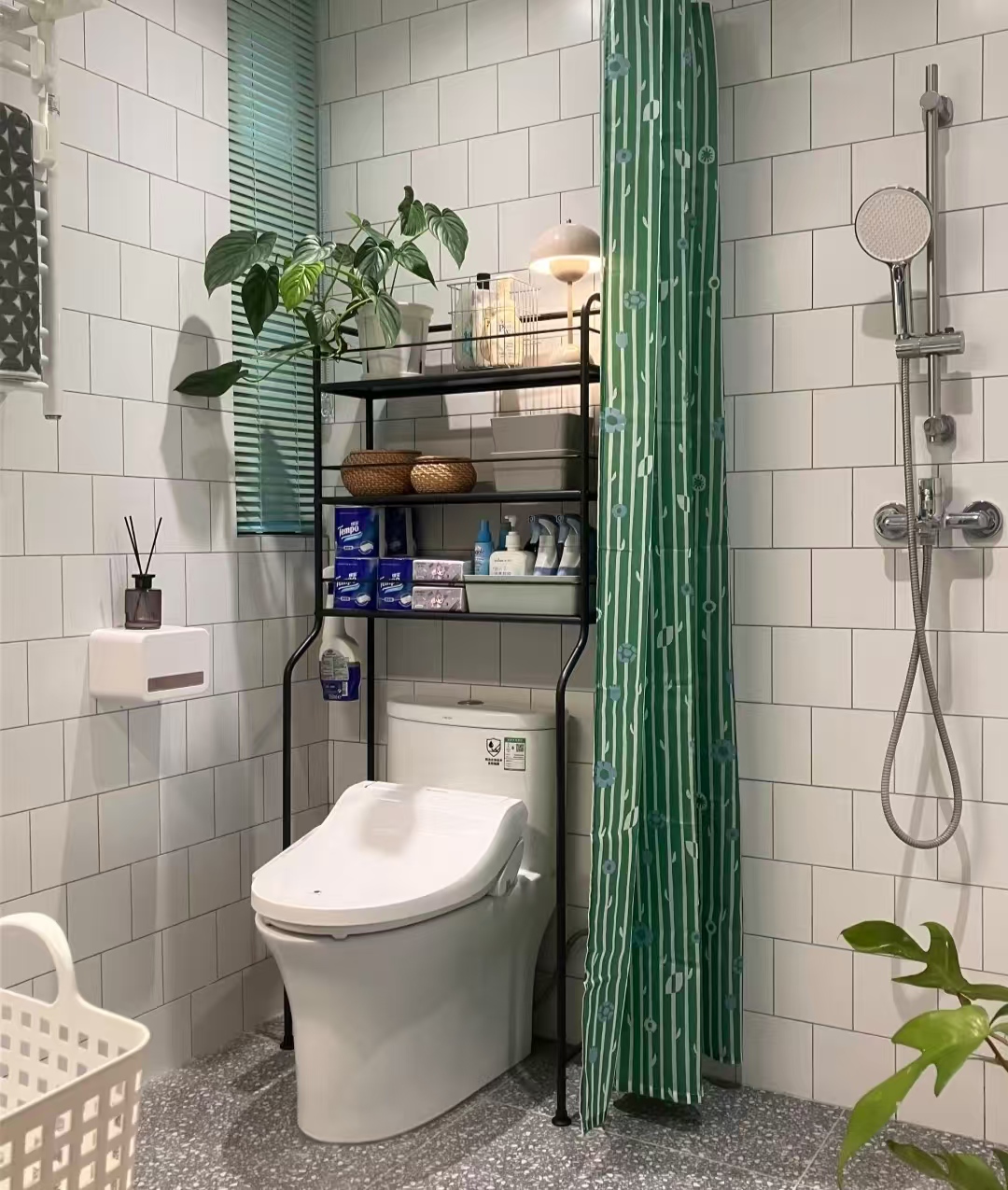 T&ocirc;i rất ngưỡng mộ c&aacute;ch người phụ nữ 53 tuổi n&agrave;y sắp xếp ph&ograve;ng tắm: Kh&ocirc;ng gian nhỏ nhưng chứa được gấp đ&ocirc;i đồ đạc, l&uacute;c n&agrave;o cũng sạch sẽ v&agrave; gọn g&agrave;ng- Ảnh 5.