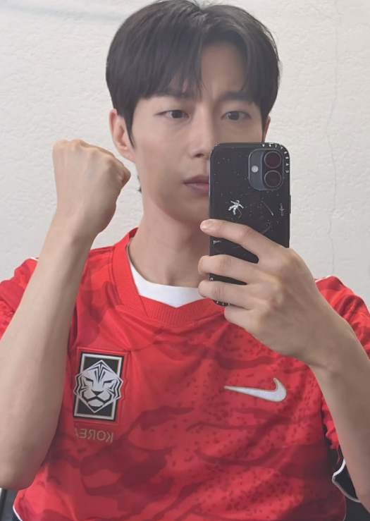 Đội tuyển H&agrave;n Quốc thua đau tại World Cup, biểu cảm của 1 nam ca sĩ bất ngờ viral- Ảnh 4.