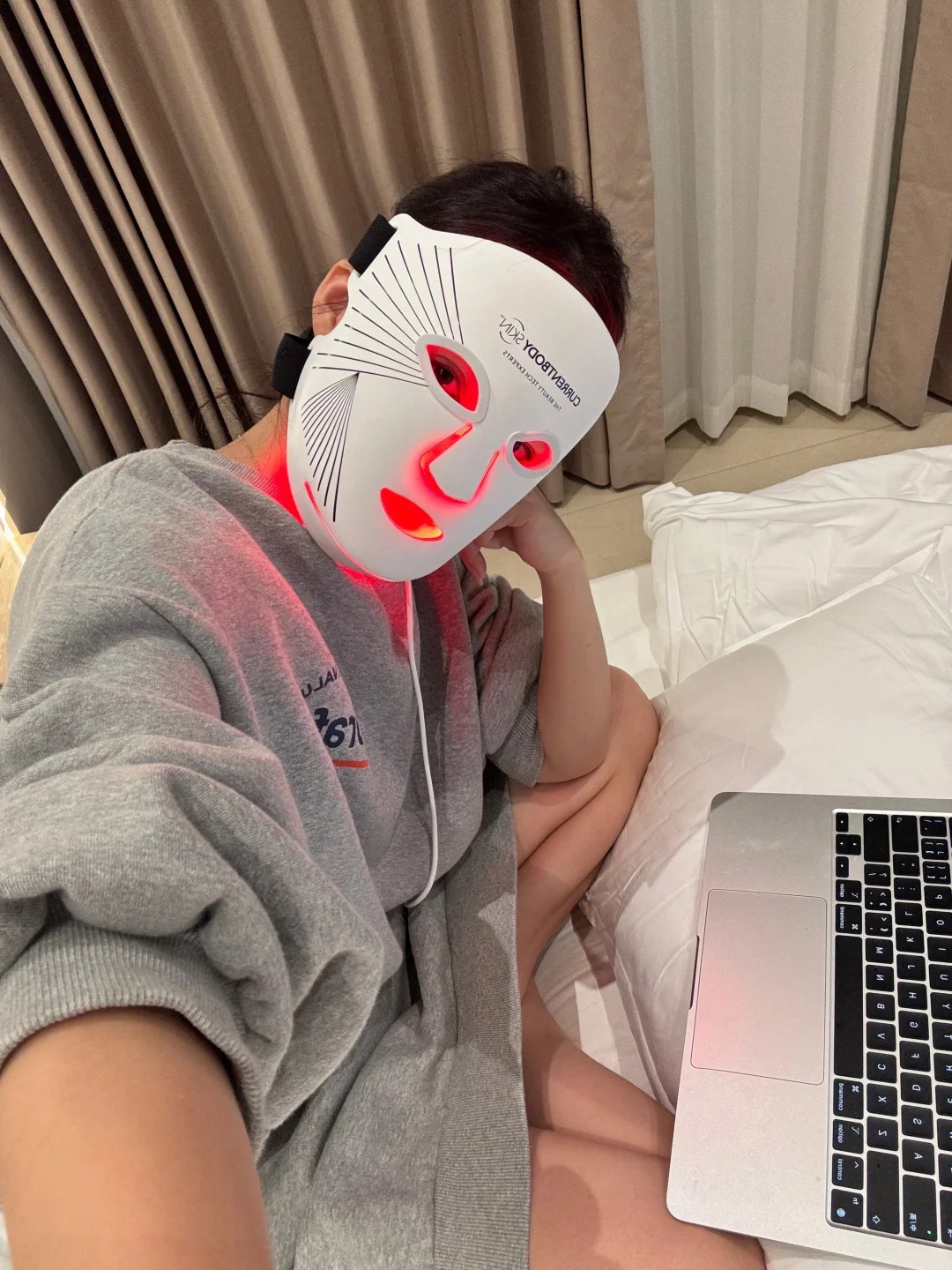 V&igrave; sao ng&agrave;y c&agrave;ng nhiều phụ nữ ngo&agrave;i 40 tuổi đầu tư v&agrave;o mặt nạ &aacute;nh s&aacute;ng sinh học? - Ảnh 1.