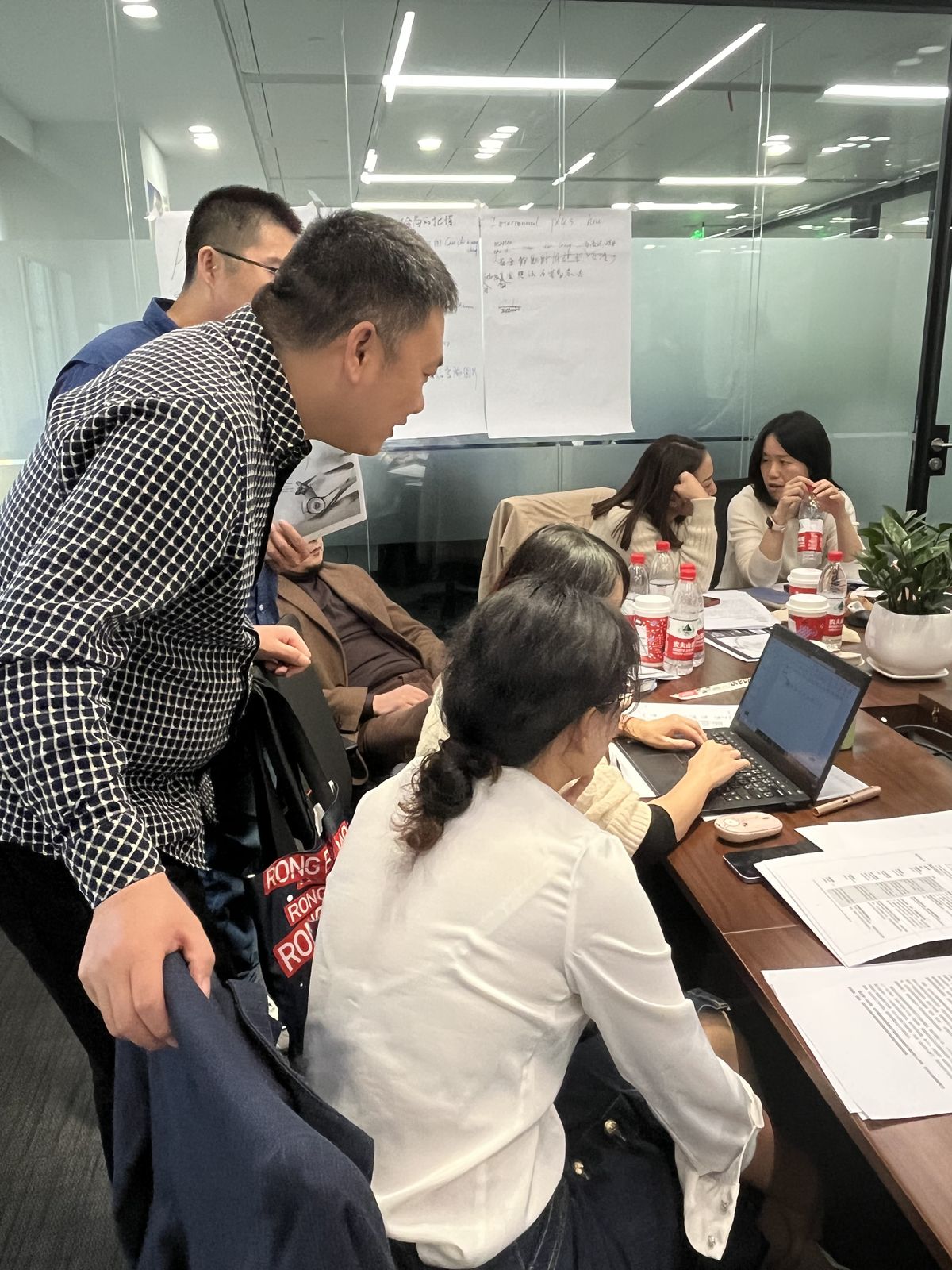 Thời thế thay đổi: D&acirc;n văn ph&ograve;ng trở th&agrave;nh cố vấn cho l&atilde;nh đạo cấp cao, &ldquo;dạy&rdquo; sếp đủ thứ hay ho mới mẻ- Ảnh 3.