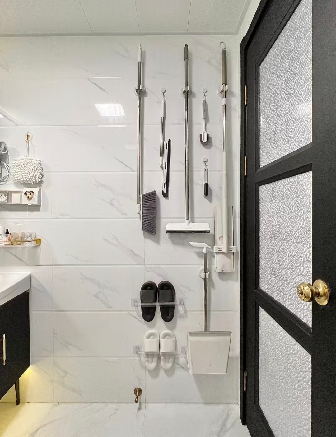 T&ocirc;i rất ngưỡng mộ c&aacute;ch người phụ nữ 53 tuổi n&agrave;y sắp xếp ph&ograve;ng tắm: Kh&ocirc;ng gian nhỏ nhưng chứa được gấp đ&ocirc;i đồ đạc, l&uacute;c n&agrave;o cũng sạch sẽ v&agrave; gọn g&agrave;ng- Ảnh 7.