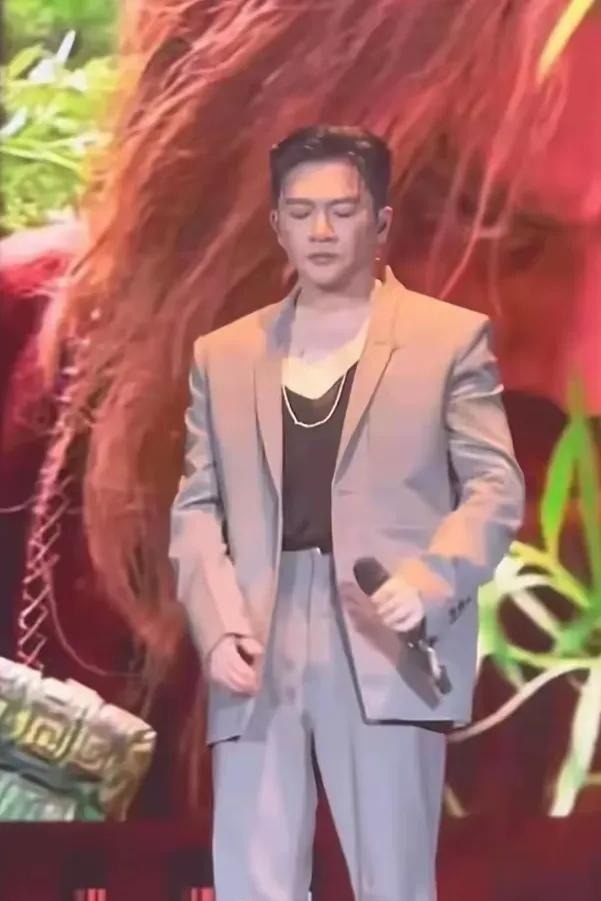 Ngoại h&igrave;nh g&acirc;y sốc của "Ngũ A Ca" T&ocirc; Hữu Bằng, nh&igrave;n m&aacute;i t&oacute;c bổ luống, hai m&aacute; th&acirc;m x&igrave; m&agrave; cho&aacute;ng - Ảnh 5.