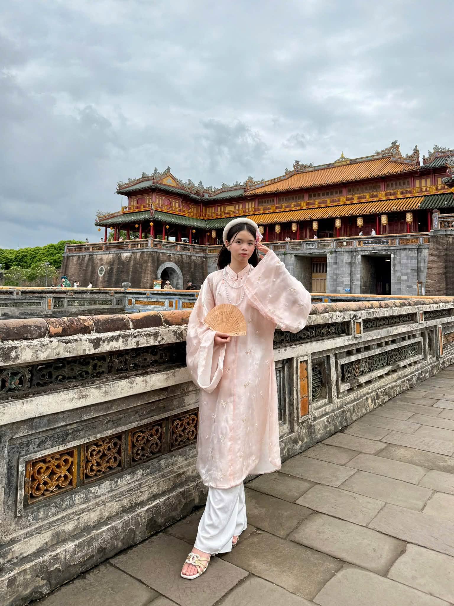 Nhan sắc của con g&aacute;i cặp sao Việt "88 lượng v&agrave;ng" g&acirc;y ch&uacute; &yacute; trong ng&agrave;y gia đ&igrave;nh mở tiệm kim cương- Ảnh 5.