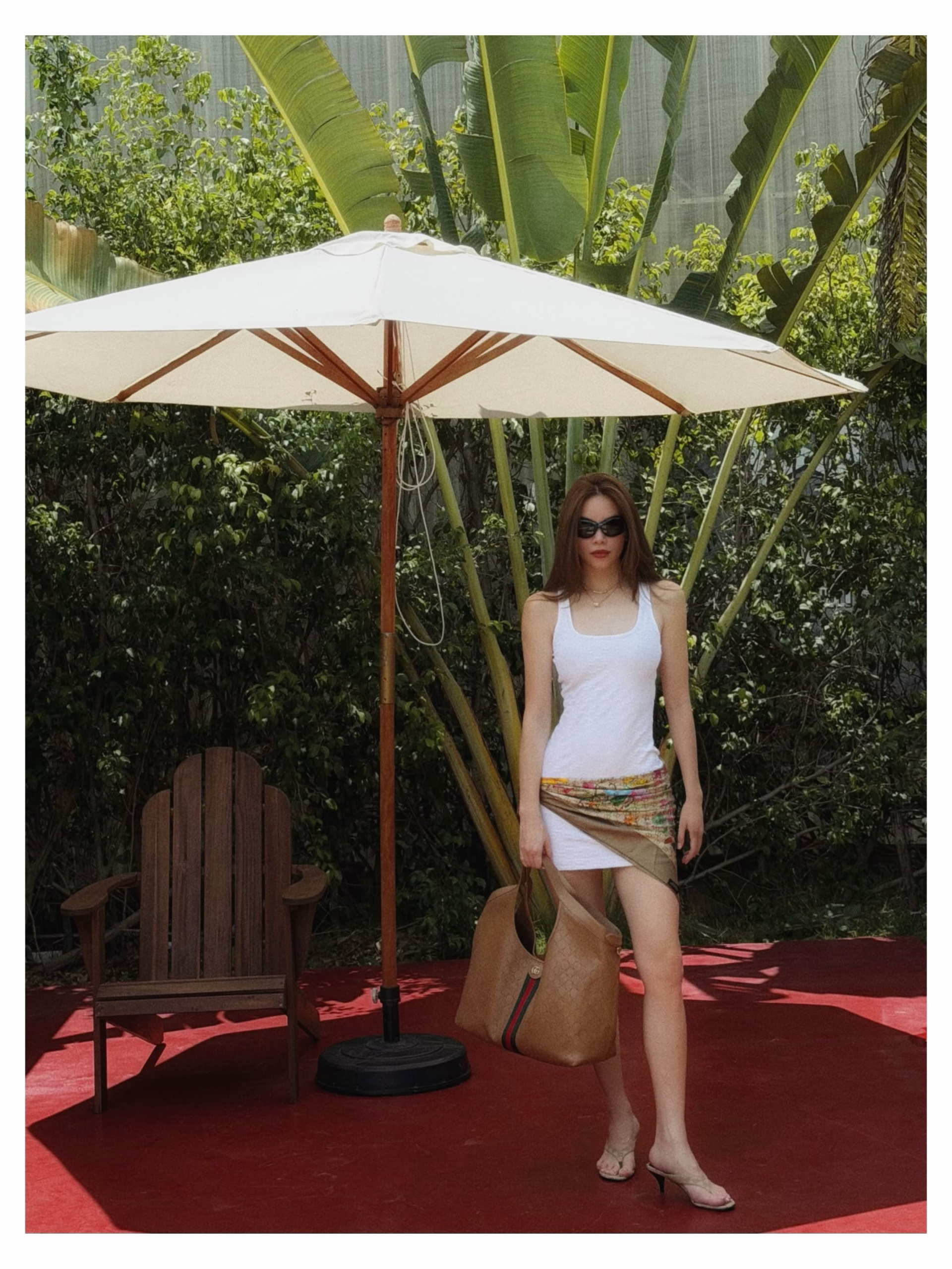 Thấy cả m&ugrave;a h&egrave; trong ch&ugrave;m ảnh mới của H&agrave; Hồ: Body săn chắc, thần th&aacute;i sang chảnh, kh&ocirc;ng gian đẹp như chụp ảnh tạp ch&iacute; - Ảnh 1.