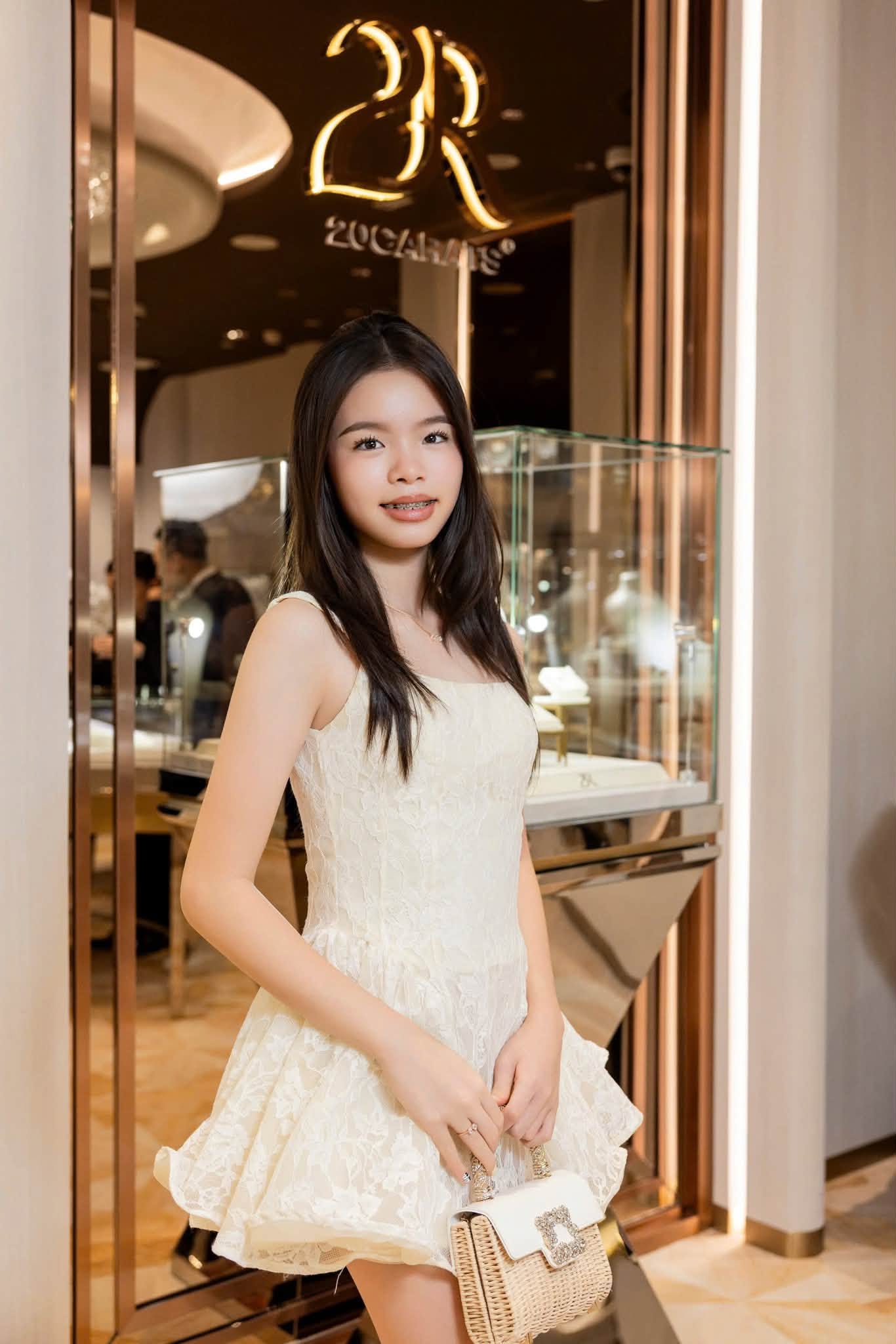 Nhan sắc của con g&aacute;i cặp sao Việt "88 lượng v&agrave;ng" g&acirc;y ch&uacute; &yacute; trong ng&agrave;y gia đ&igrave;nh mở tiệm kim cương- Ảnh 2.