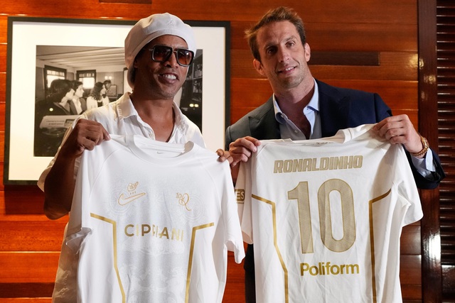 Ng&atilde; rẽ kh&ocirc;ng thể ngờ của huyền thoại Brazil: Ronaldo "b&eacute;o" &ocirc;m mộng quyền lực, Ronaldinho bất ngờ t&aacute;i xuất ở tuổi 46- Ảnh 1.
