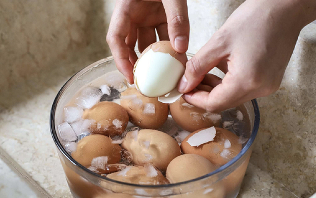 B&iacute; mật luộc trứng ngon "bất thường" nhờ 1 nh&uacute;m muối - Ảnh 1.