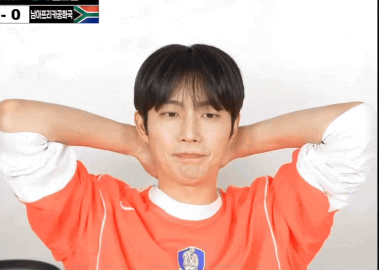 Đội tuyển H&agrave;n Quốc thua đau tại World Cup, biểu cảm của 1 nam ca sĩ bất ngờ viral- Ảnh 2.