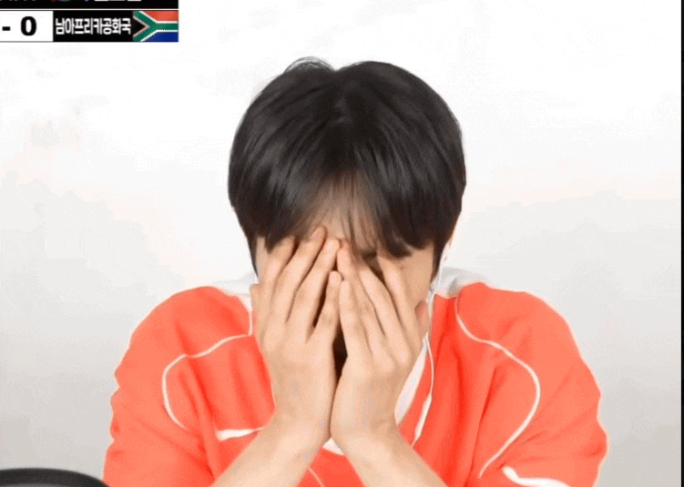 Đội tuyển H&agrave;n Quốc thua đau tại World Cup, biểu cảm của 1 nam ca sĩ bất ngờ viral- Ảnh 1.