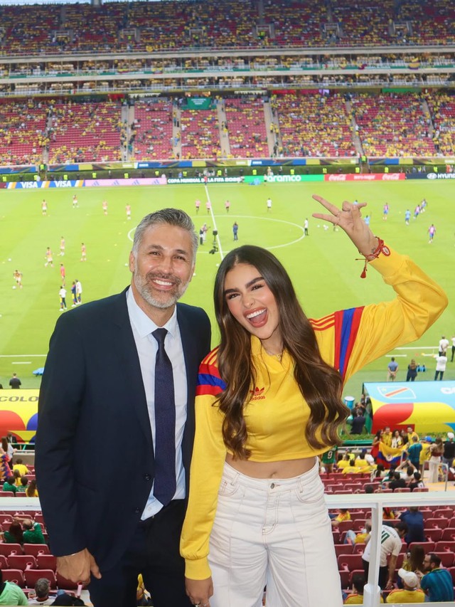 C&ocirc; g&aacute;i bất ngờ hot rần rần ở World Cup, bị nghi l&agrave; "bạn g&aacute;i trẻ" của huyền thoại Colombia, sự thật được h&eacute; lộ- Ảnh 1.