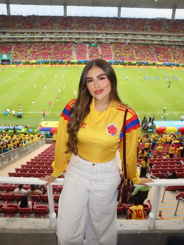 C&ocirc; g&aacute;i bất ngờ hot rần rần ở World Cup, bị nghi l&agrave; "bạn g&aacute;i trẻ" của huyền thoại Colombia, sự thật được h&eacute; lộ- Ảnh 2.
