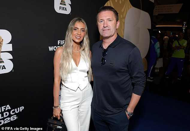 Cả "dải ng&acirc;n h&agrave;" tại trận Mỹ - Thổ Nhĩ Kỳ: Brad Pitt đầy phong độ, Paris Hilton định nghĩa lại kh&aacute;i niệm "giao b&oacute;ng"- Ảnh 12.