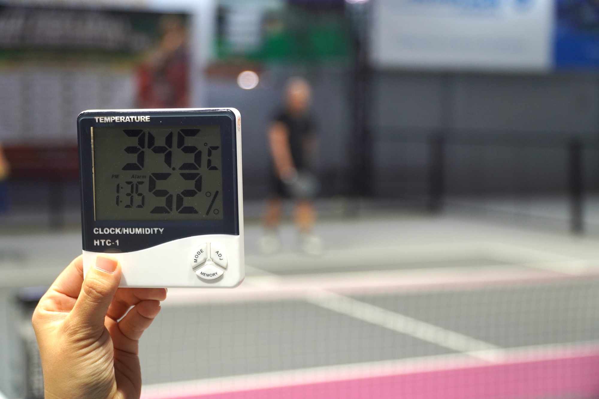 S&acirc;n pickleball ở TP.HCM vẫn k&iacute;n người giữa c&aacute;i n&oacute;ng gần 40 độ C: L&agrave;m g&igrave; để kh&ocirc;ng kiệt sức tr&ecirc;n s&acirc;n? - Ảnh 7.
