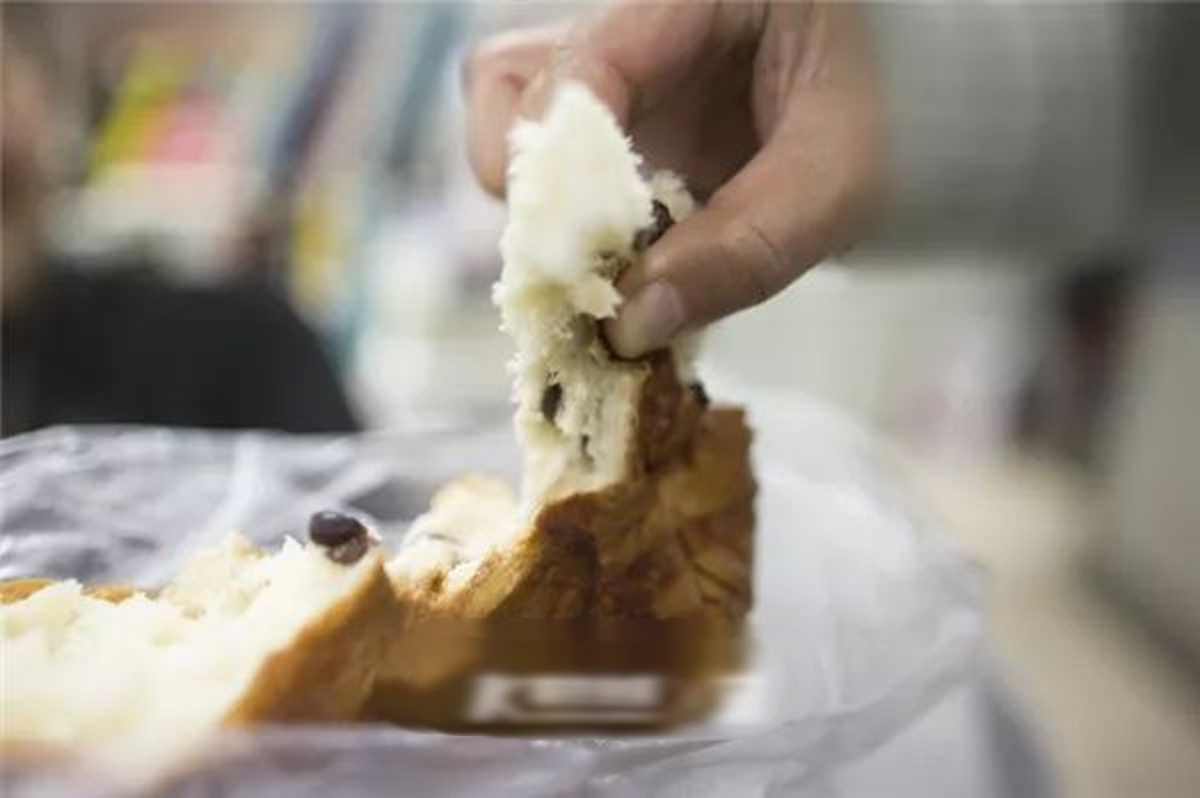 B&eacute; trai 6 tuổi tử vong sau khi ăn b&aacute;nh m&igrave; theo c&aacute;ch "vạn người m&ecirc;" - Ảnh 1.