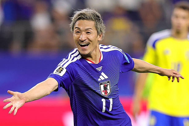 Nhật Bản ho&agrave; kịch t&iacute;nh 1-1 Thụy Điển sẽ đối đầu Brazil tại v&ograve;ng knock-out World Cup - Ảnh 1.