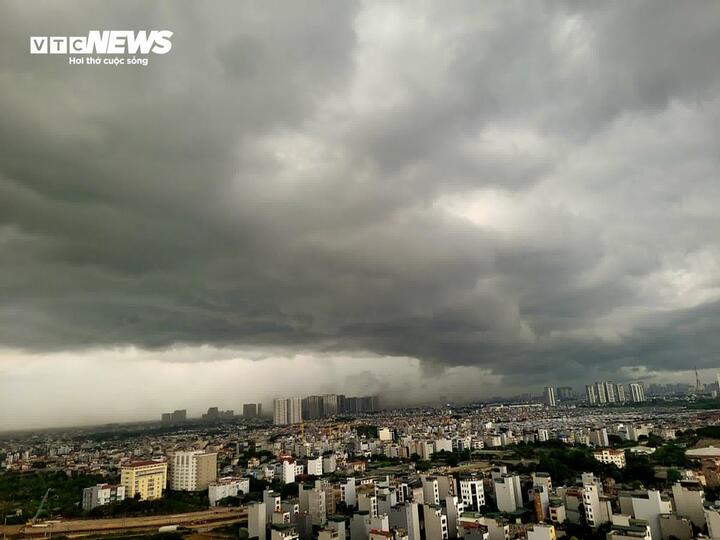 H&agrave; Nội mưa d&ocirc;ng giờ cao điểm, đề ph&ograve;ng lốc, s&eacute;t v&agrave; mưa đ&aacute;- Ảnh 1.