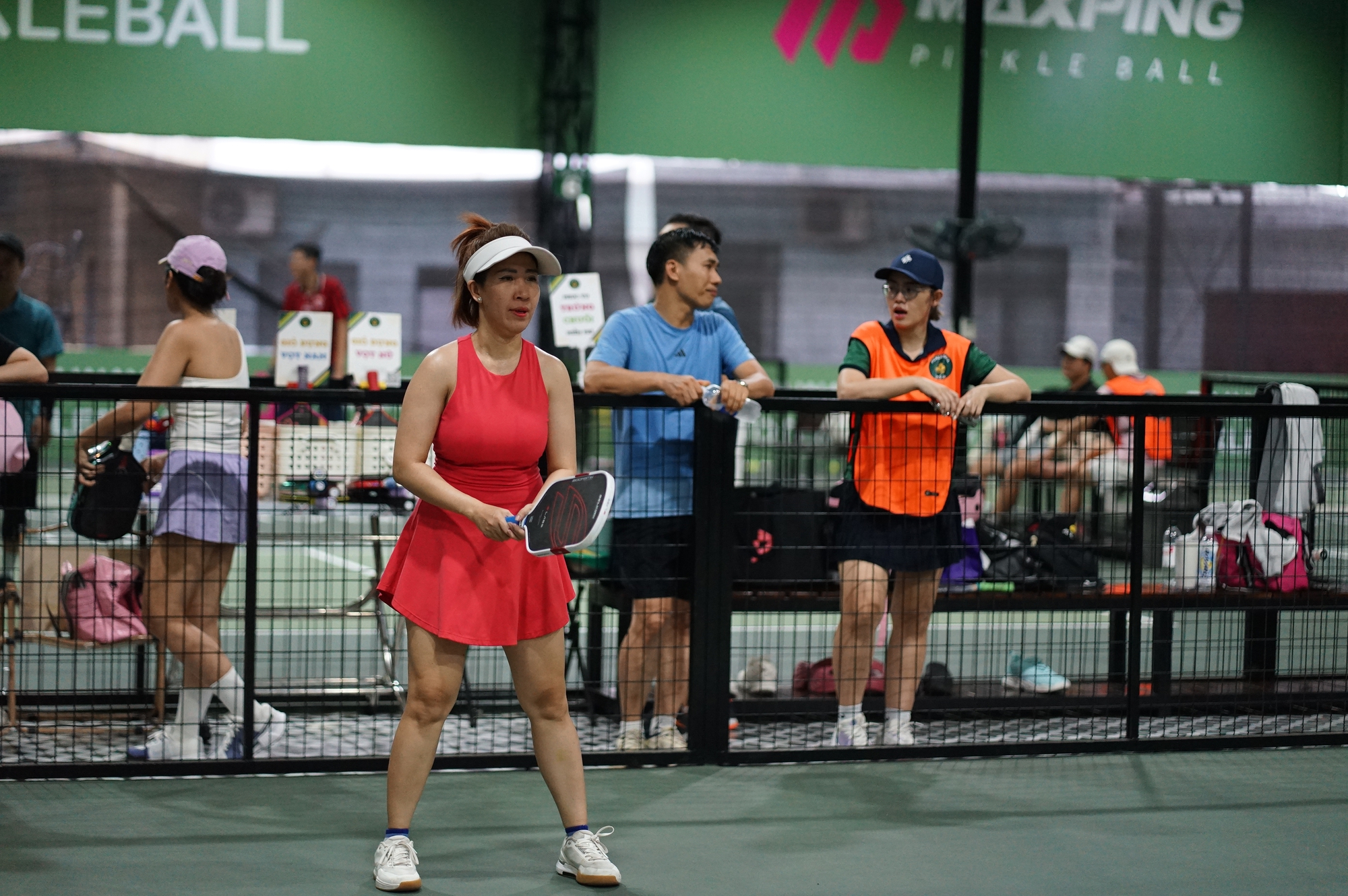 S&acirc;n pickleball ở TP.HCM vẫn k&iacute;n người giữa c&aacute;i n&oacute;ng gần 40 độ C: L&agrave;m g&igrave; để kh&ocirc;ng kiệt sức tr&ecirc;n s&acirc;n? - Ảnh 2.