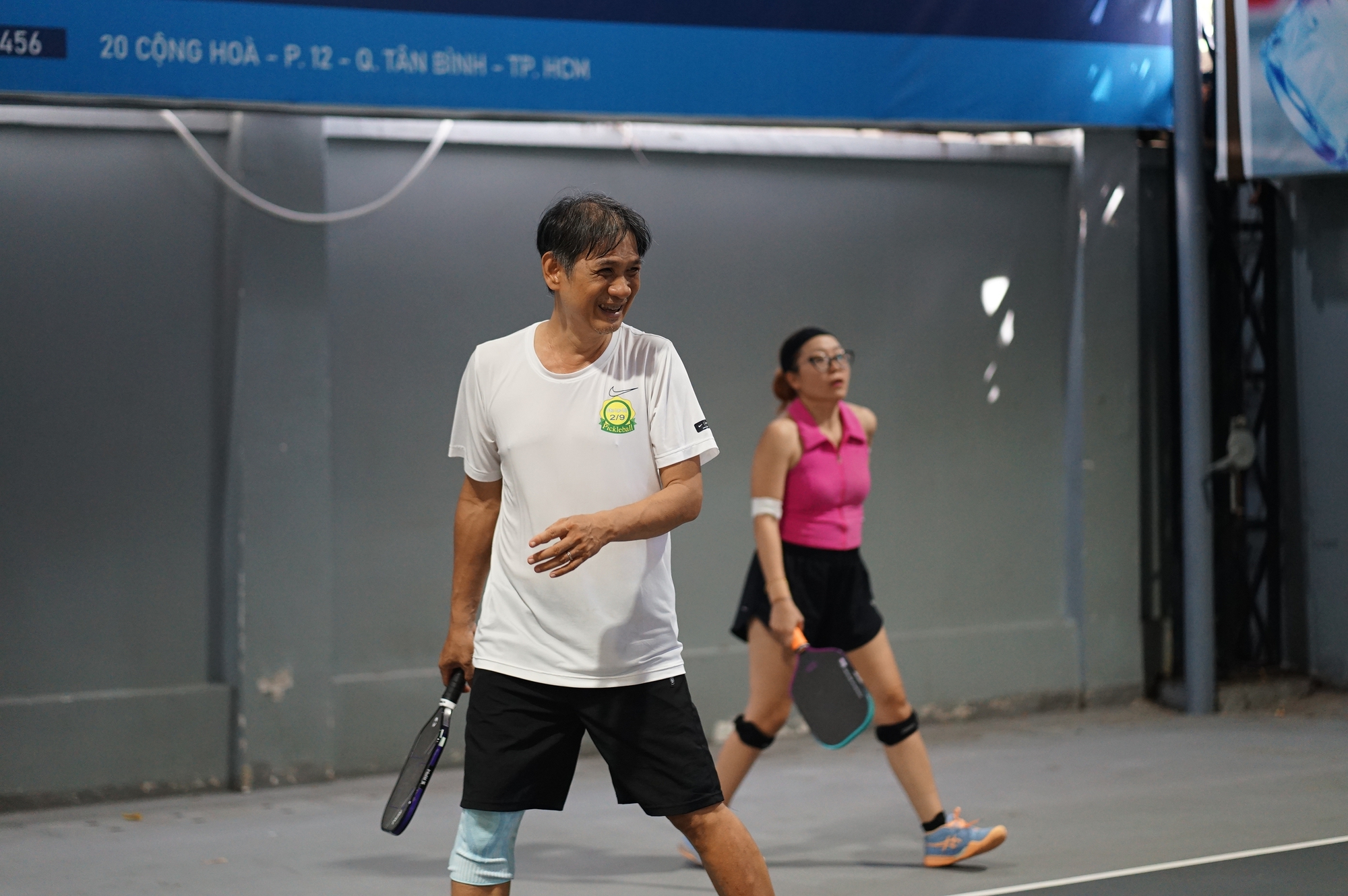 S&acirc;n pickleball ở TP.HCM vẫn k&iacute;n người giữa c&aacute;i n&oacute;ng gần 40 độ C: L&agrave;m g&igrave; để kh&ocirc;ng kiệt sức tr&ecirc;n s&acirc;n? - Ảnh 8.