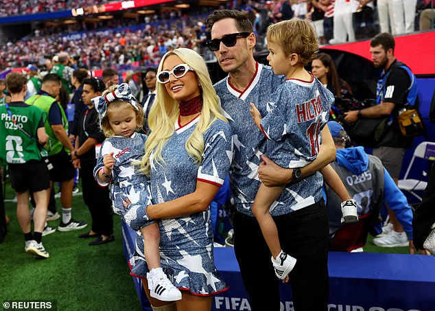 Cả "dải ng&acirc;n h&agrave;" tại trận Mỹ - Thổ Nhĩ Kỳ: Brad Pitt đầy phong độ, Paris Hilton định nghĩa lại kh&aacute;i niệm "giao b&oacute;ng"- Ảnh 4.