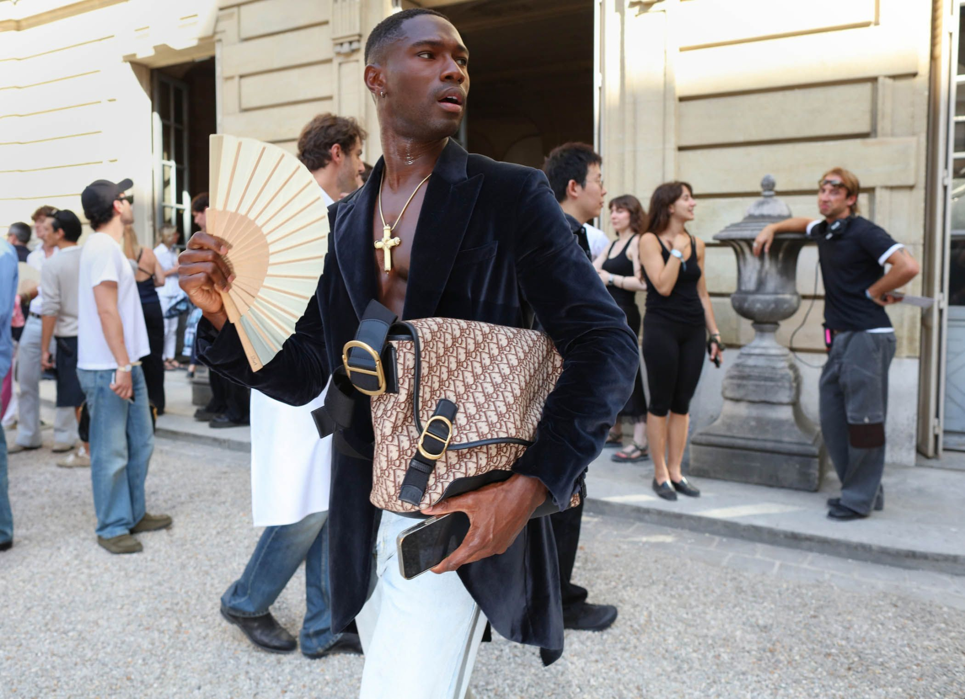 Louis Vuitton d&iacute;nh chỉ tr&iacute;ch dữ dội v&igrave; x&acirc;y b&atilde;i biển khổng lồ như tr&ecirc;u ngươi giữa l&uacute;c d&acirc;n Ph&aacute;p đang "chết n&oacute;ng"- Ảnh 2.