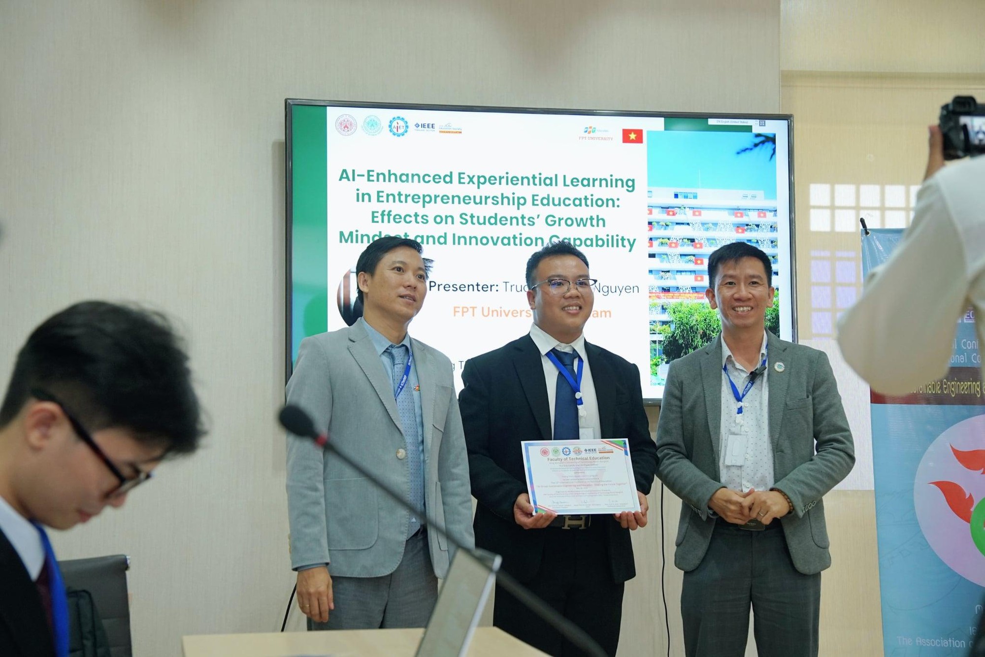 Chọn nguyện vọng tr&uacute;ng ph&oacute;c: B&iacute; k&iacute;p từ những anh chị kh&oacute;a tr&ecirc;n d&agrave;nh cho 2K8 - Ảnh 1.