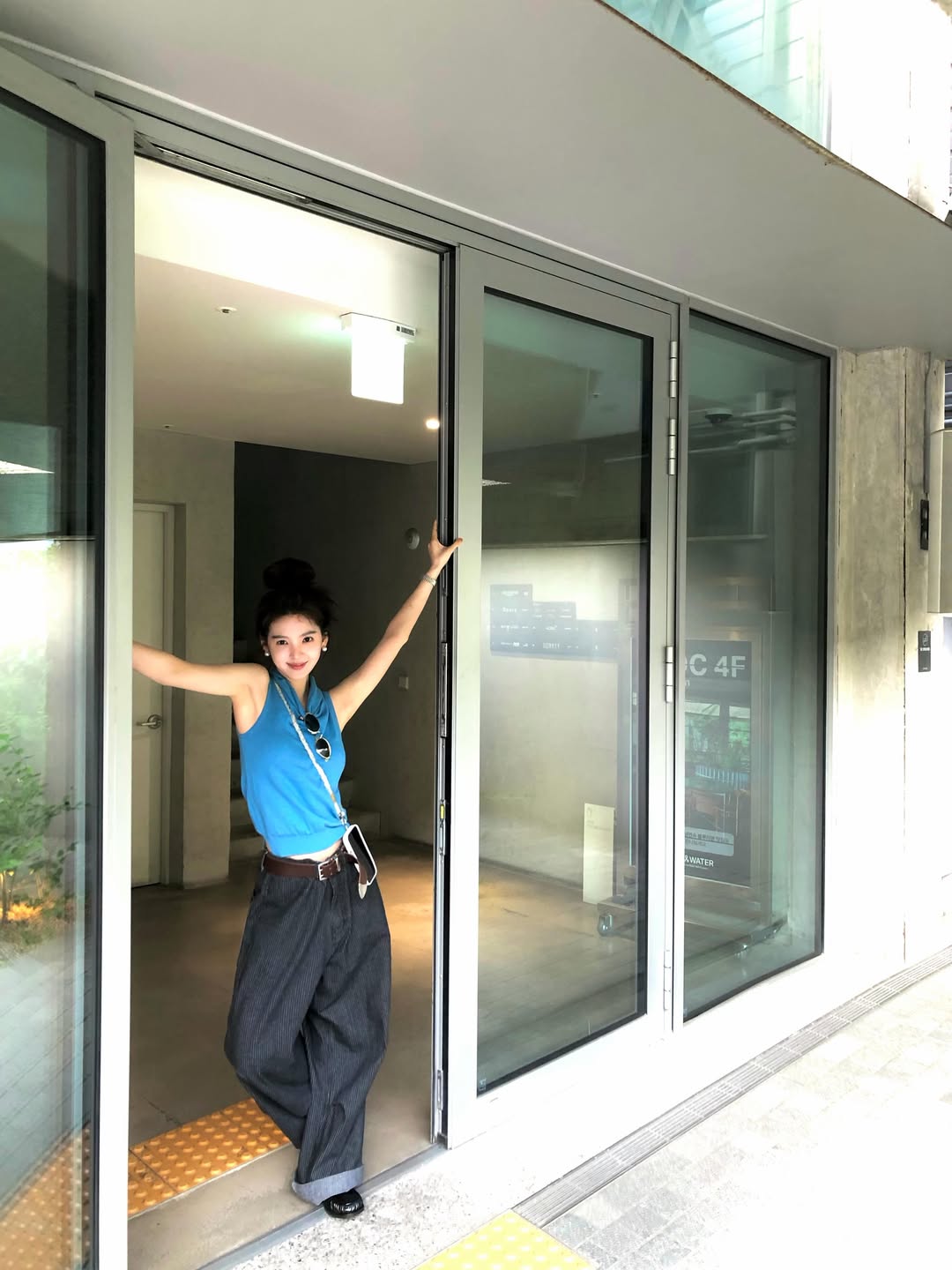 Tiểu hoa Cbiz đẹp như mối t&igrave;nh đầu, m&ugrave;a h&egrave; mặc đẹp đến mức muốn "copy" cả tủ đồ - Ảnh 3.