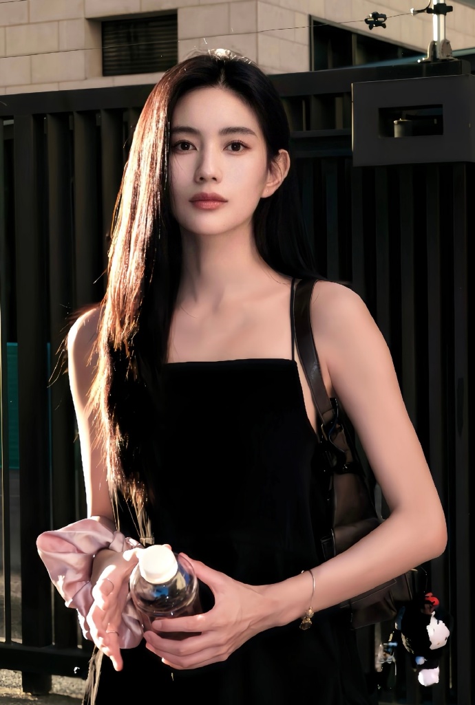 "T&oacute;m sống" g&aacute;i xinh nổi danh phim Tết &ocirc;m ấp bạn diễn t&igrave;nh tứ, c&ograve;n vui vẻ đưa nhau về nh&agrave; ri&ecirc;ng l&uacute;c nửa đ&ecirc;m- Ảnh 5.