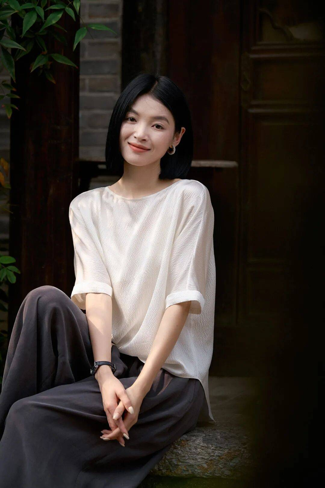 Kh&ocirc;ng phải &aacute;o ph&ocirc;ng, hay sơ mi, đ&acirc;y mới l&agrave; kiểu &aacute;o gi&uacute;p ph&aacute;i đẹp tuổi ngo&agrave;i 30 nh&igrave;n cao sang, tinh tế hơn- Ảnh 1.