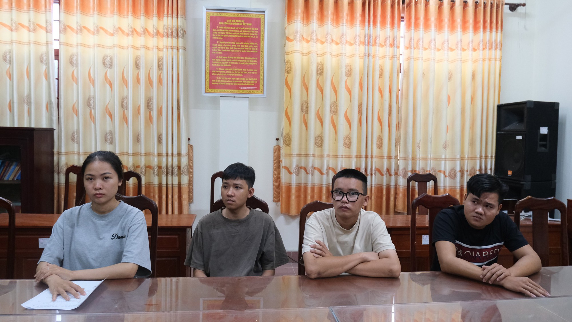 C&ocirc;ng an điều tra 3.500 giao dịch từ 50 đến 150 ngh&igrave;n đồng: Bắt c&ocirc; g&aacute;i SN 2004 c&ugrave;ng nhiều người kh&aacute;c - Ảnh 2.