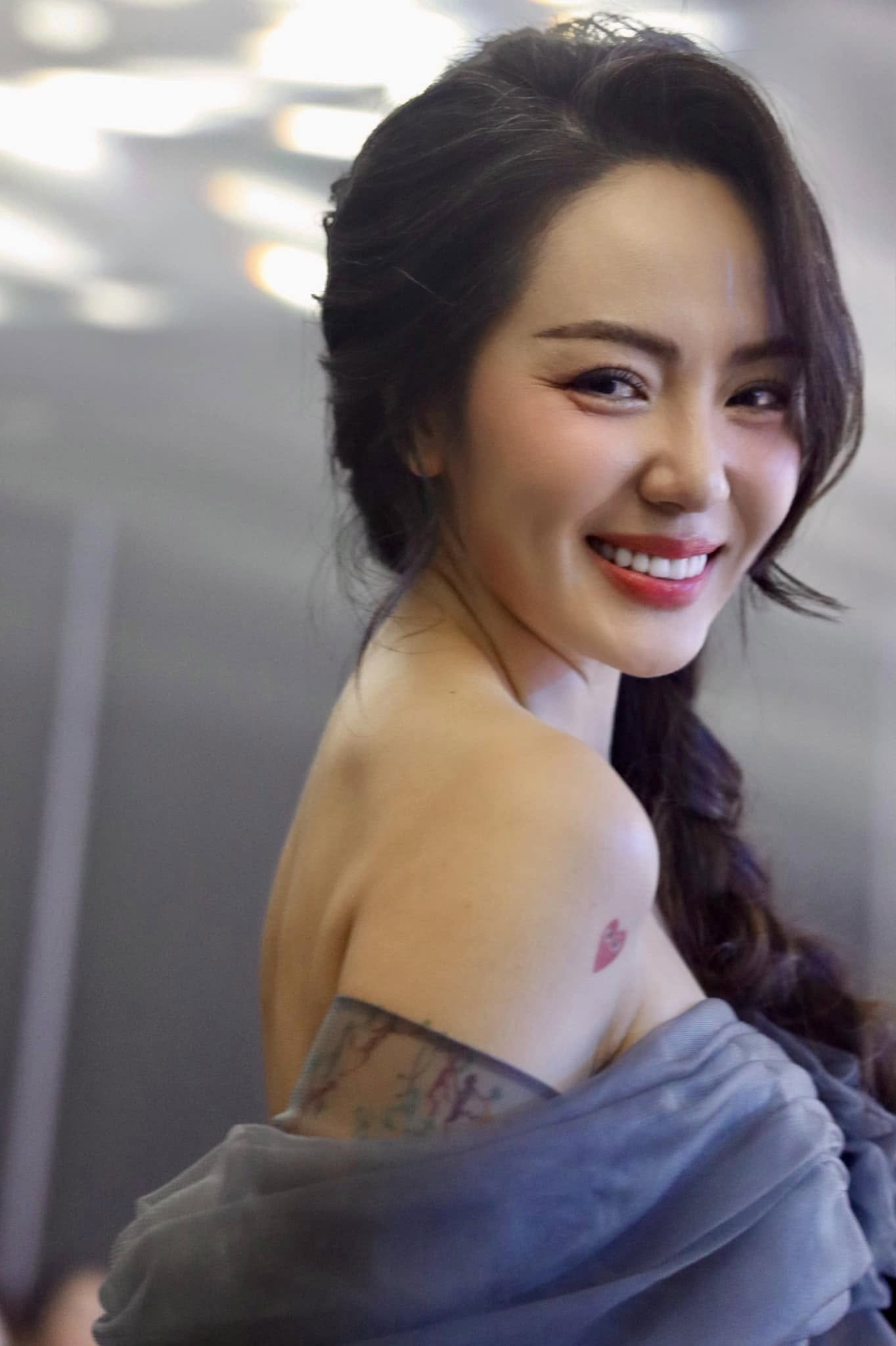 Nữ ca sĩ Việt lộ mảng t&oacute;c bạc trắng, nhan sắc ngo&agrave;i 40 g&acirc;y sốc- Ảnh 8.