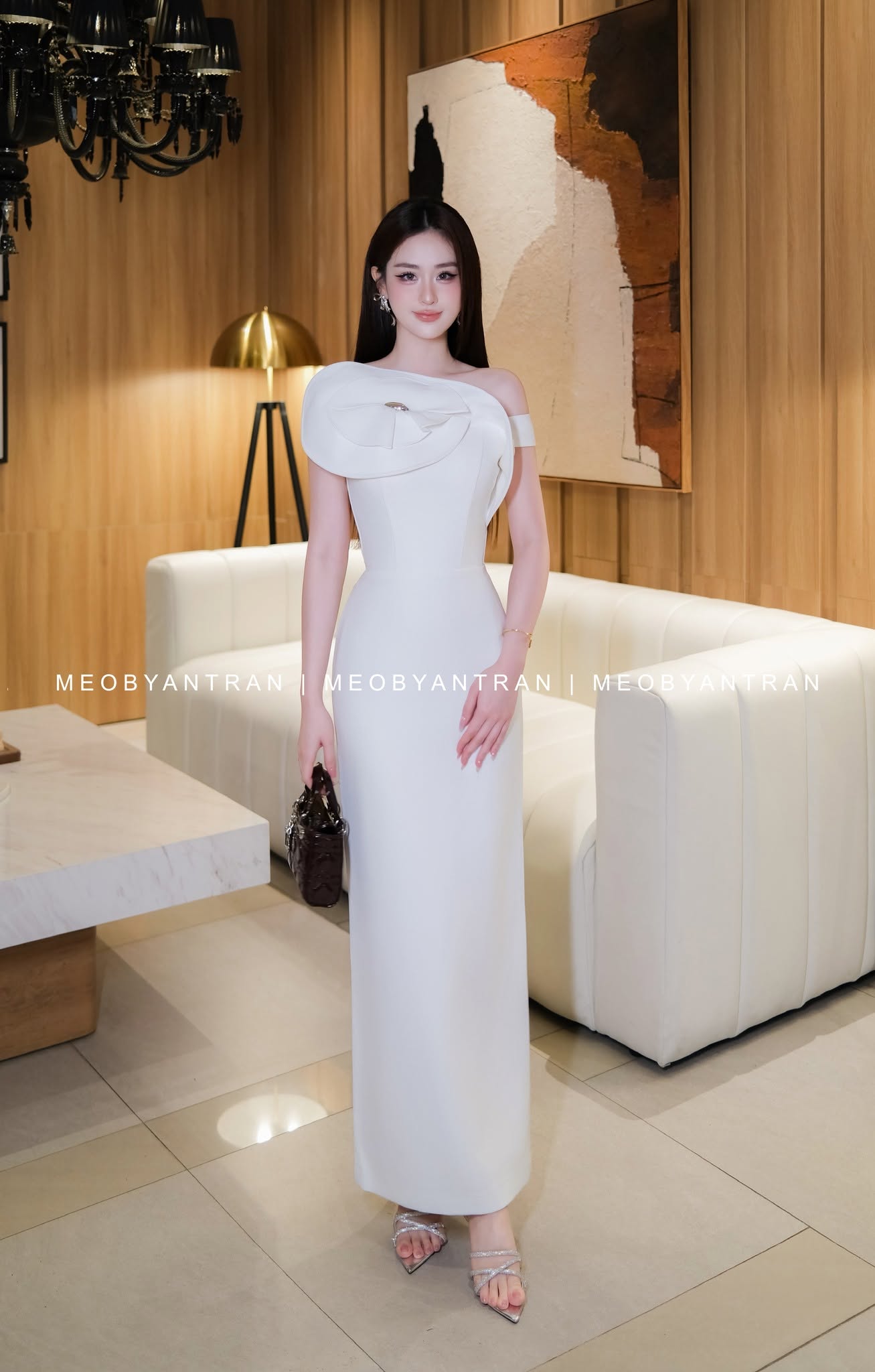 Ở tuổi 44, Song Hye Kyo vẫn m&ecirc; đầm trắng: Phụ nữ ngo&agrave;i 35 tuổi nhất định n&ecirc;n c&oacute; một chiếc trong tủ đồ- Ảnh 12.