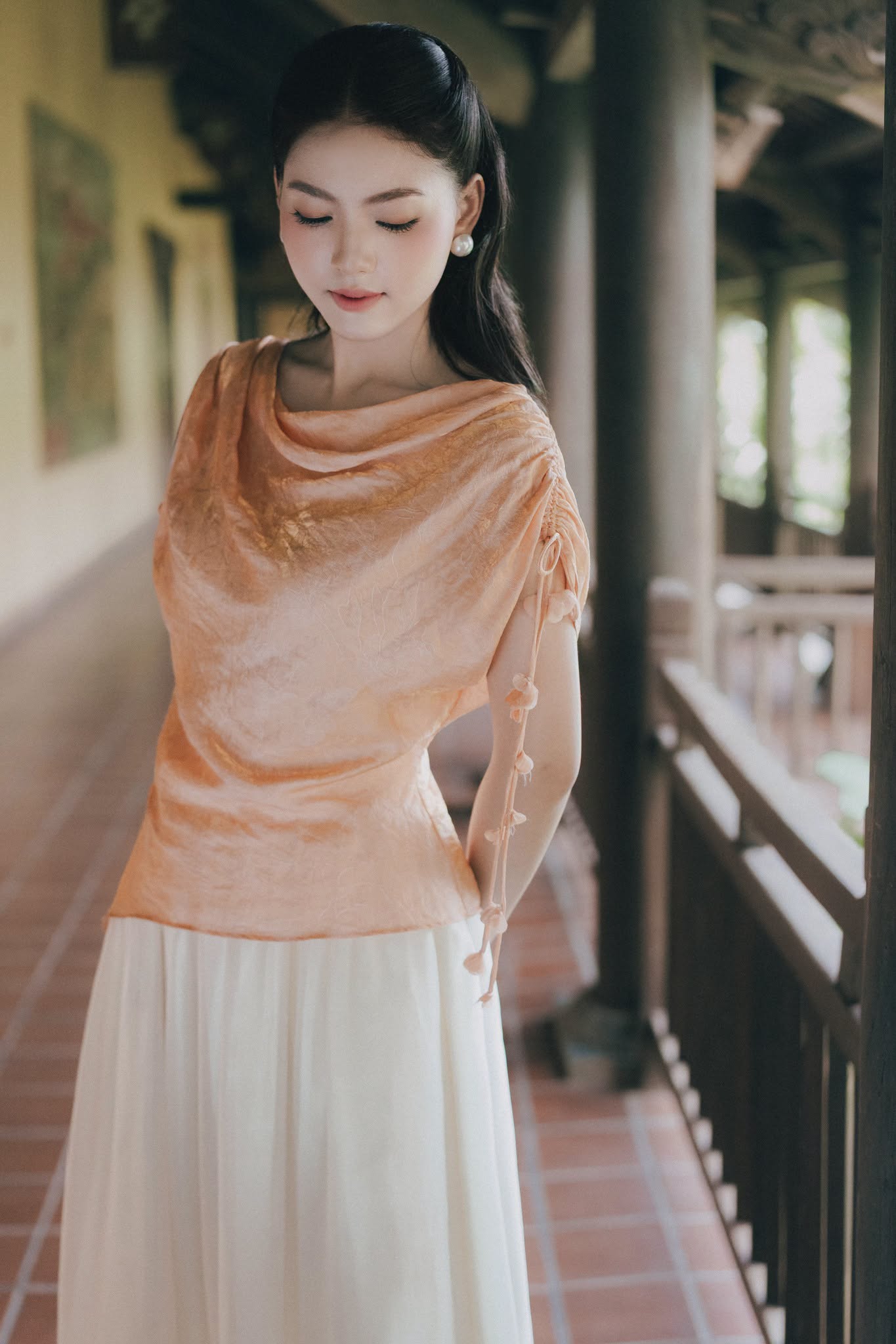 Kh&ocirc;ng phải &aacute;o ph&ocirc;ng, hay sơ mi, đ&acirc;y mới l&agrave; kiểu &aacute;o gi&uacute;p ph&aacute;i đẹp tuổi ngo&agrave;i 30 nh&igrave;n cao sang, tinh tế hơn- Ảnh 22.