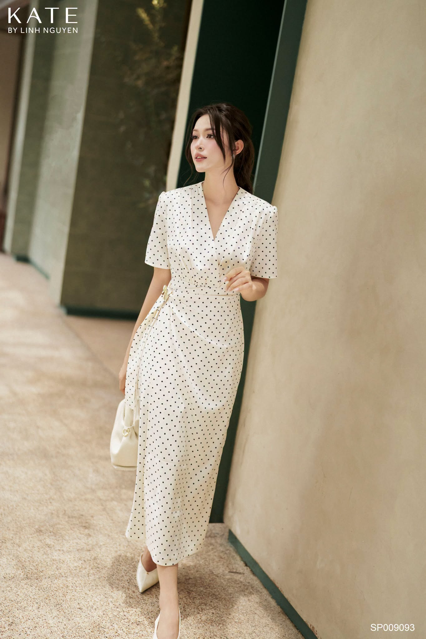 Ở tuổi 44, Song Hye Kyo vẫn m&ecirc; đầm trắng: Phụ nữ ngo&agrave;i 35 tuổi nhất định n&ecirc;n c&oacute; một chiếc trong tủ đồ- Ảnh 9.