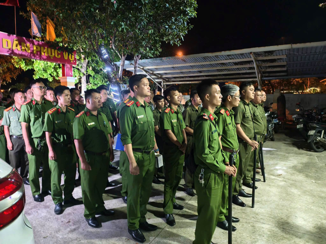 Gần 100 cảnh s&aacute;t đồng loạt ra qu&acirc;n kiểm tra 23 nh&agrave; nghỉ, nh&agrave; trọ... l&uacute;c 3 giờ s&aacute;ng- Ảnh 1.