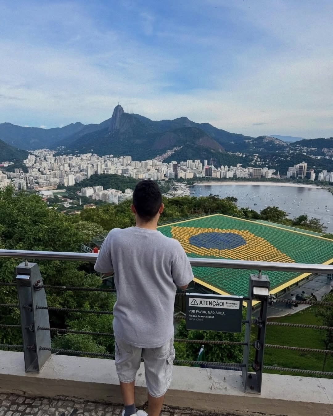 H&atilde;ng d&eacute;p t&ocirc;ng Brazil g&acirc;y sốc khi xếp 4.500 đ&ocirc;i d&eacute;p th&agrave;nh quốc kỳ khổng lồ cổ vũ World Cup- Ảnh 3.