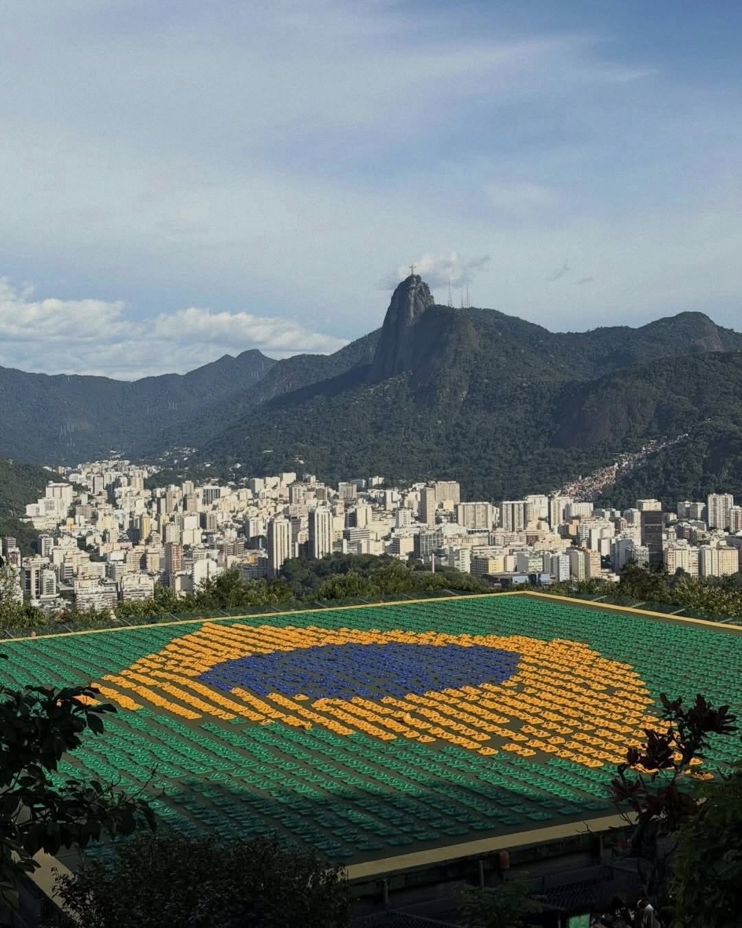 H&atilde;ng d&eacute;p t&ocirc;ng Brazil g&acirc;y sốc khi xếp 4.500 đ&ocirc;i d&eacute;p th&agrave;nh quốc kỳ khổng lồ cổ vũ World Cup- Ảnh 1.