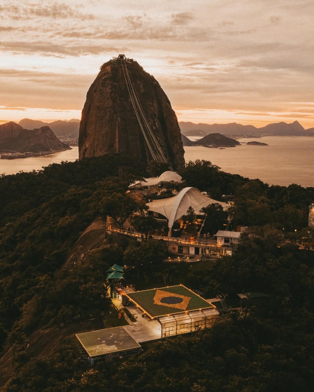H&atilde;ng d&eacute;p t&ocirc;ng Brazil g&acirc;y sốc khi xếp 4.500 đ&ocirc;i d&eacute;p th&agrave;nh quốc kỳ khổng lồ cổ vũ World Cup- Ảnh 2.