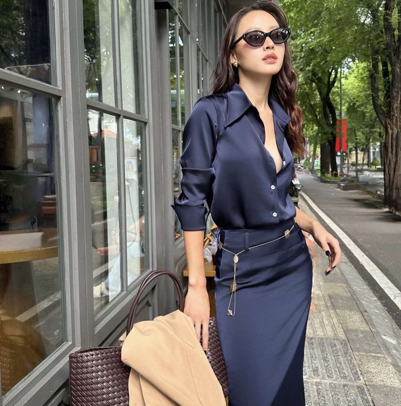 Kh&ocirc;ng phải &aacute;o ph&ocirc;ng, hay sơ mi, đ&acirc;y mới l&agrave; kiểu &aacute;o gi&uacute;p ph&aacute;i đẹp tuổi ngo&agrave;i 30 nh&igrave;n cao sang, tinh tế hơn- Ảnh 8.