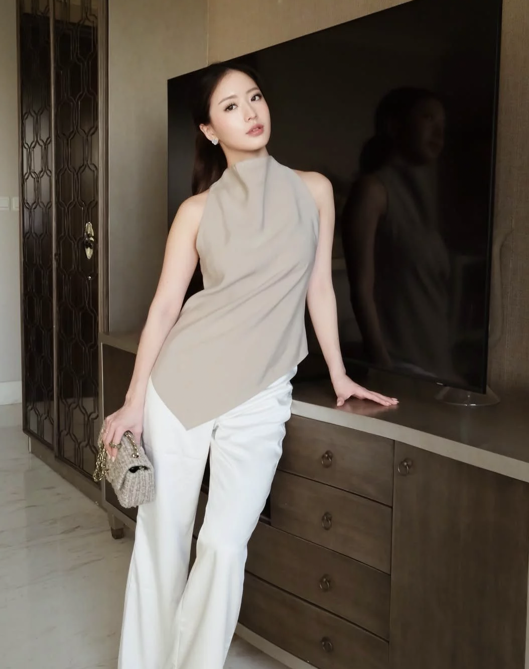 Kh&ocirc;ng phải &aacute;o ph&ocirc;ng, hay sơ mi, đ&acirc;y mới l&agrave; kiểu &aacute;o gi&uacute;p ph&aacute;i đẹp tuổi ngo&agrave;i 30 nh&igrave;n cao sang, tinh tế hơn- Ảnh 15.