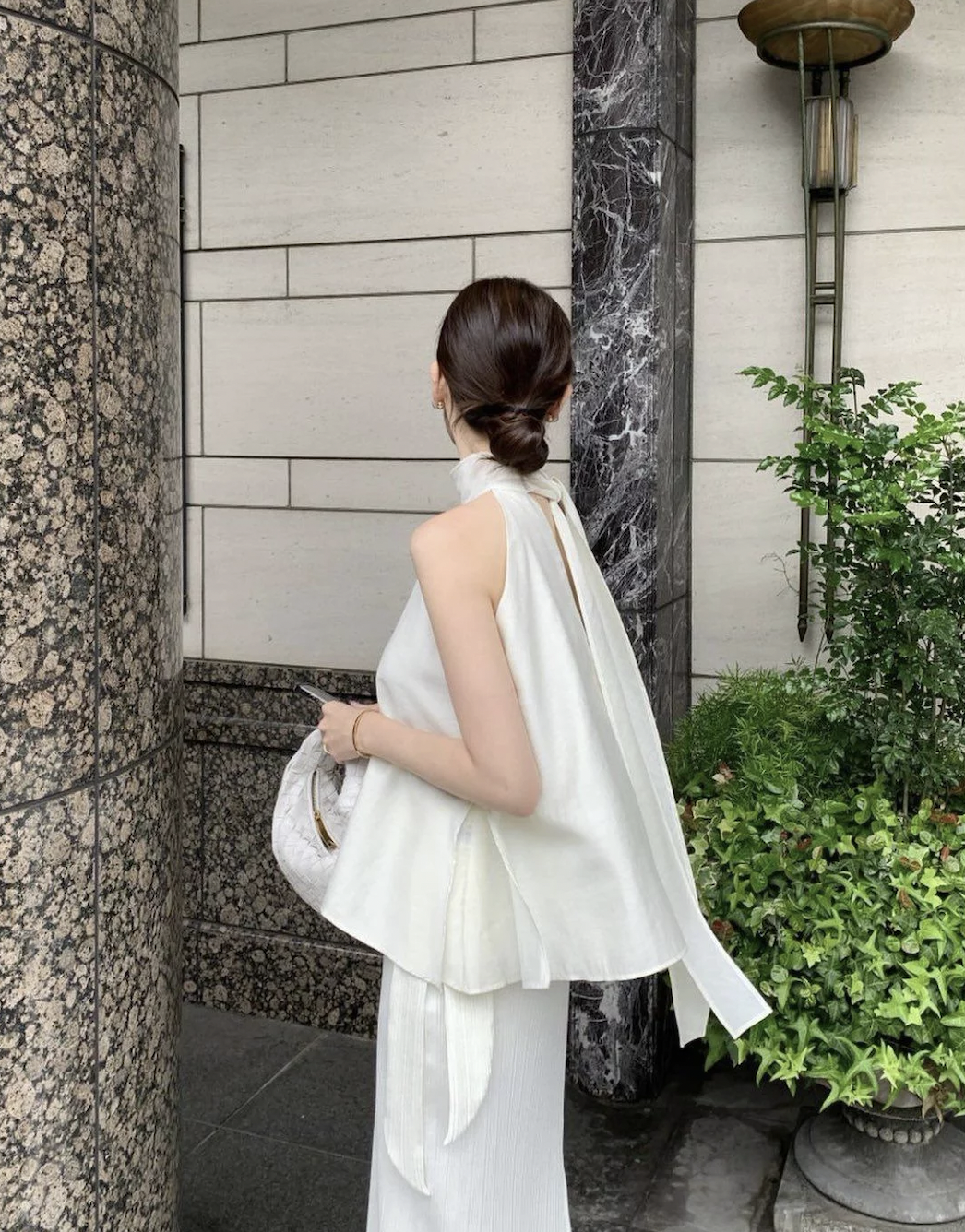 Kh&ocirc;ng phải &aacute;o ph&ocirc;ng, hay sơ mi, đ&acirc;y mới l&agrave; kiểu &aacute;o gi&uacute;p ph&aacute;i đẹp tuổi ngo&agrave;i 30 nh&igrave;n cao sang, tinh tế hơn- Ảnh 14.