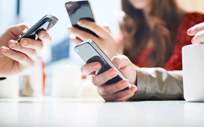 V&igrave; sao đ&agrave;n &ocirc;ng kh&iacute; chất lu&ocirc;n &uacute;p điện thoại?- Ảnh 1.