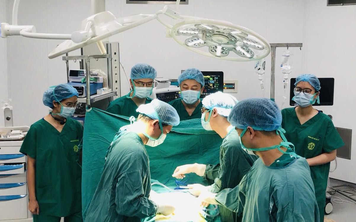 Người đ&agrave;n &ocirc;ng ho ra m&aacute;u li&ecirc;n tục được c&aacute;c b&aacute;c sĩ Bệnh viện Bạch Mai cơ sở Ninh B&igrave;nh cứu sống kịp thời - Ảnh 2.