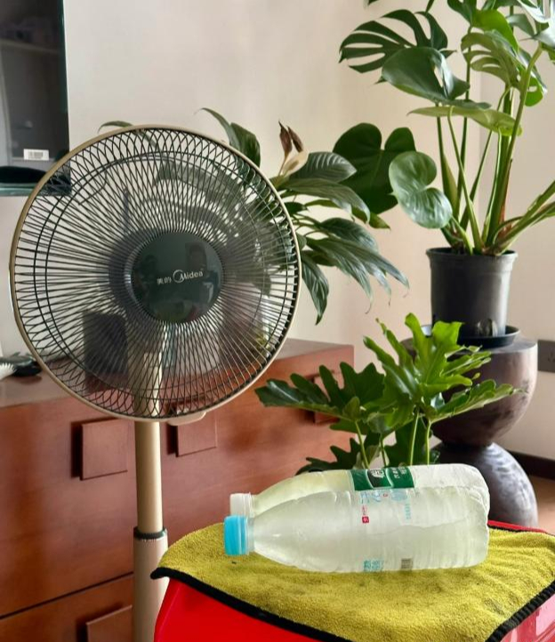 Nhiều người bật điều h&ograve;a cả ng&agrave;y nhưng kh&ocirc;ng biết: Chiếc quạt trong nh&agrave; c&ograve;n c&oacute; 4 c&ocirc;ng dụng gi&uacute;p l&agrave;m m&aacute;t hiệu quả v&agrave; tiết kiệm điện hơn- Ảnh 1.