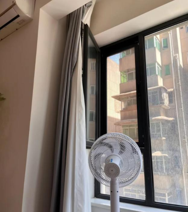 Nhiều người bật điều h&ograve;a cả ng&agrave;y nhưng kh&ocirc;ng biết: Chiếc quạt trong nh&agrave; c&ograve;n c&oacute; 4 c&ocirc;ng dụng gi&uacute;p l&agrave;m m&aacute;t hiệu quả v&agrave; tiết kiệm điện hơn- Ảnh 3.
