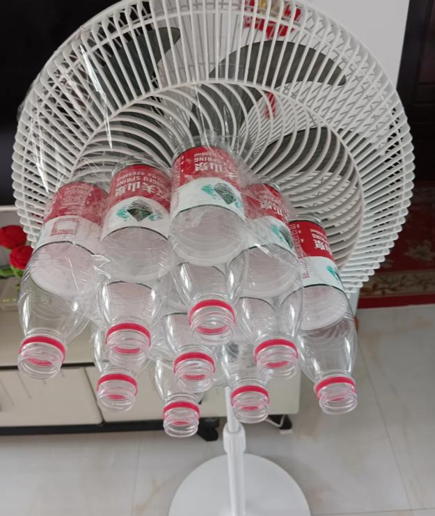 Nhiều người bật điều h&ograve;a cả ng&agrave;y nhưng kh&ocirc;ng biết: Chiếc quạt trong nh&agrave; c&ograve;n c&oacute; 4 c&ocirc;ng dụng gi&uacute;p l&agrave;m m&aacute;t hiệu quả v&agrave; tiết kiệm điện hơn- Ảnh 4.