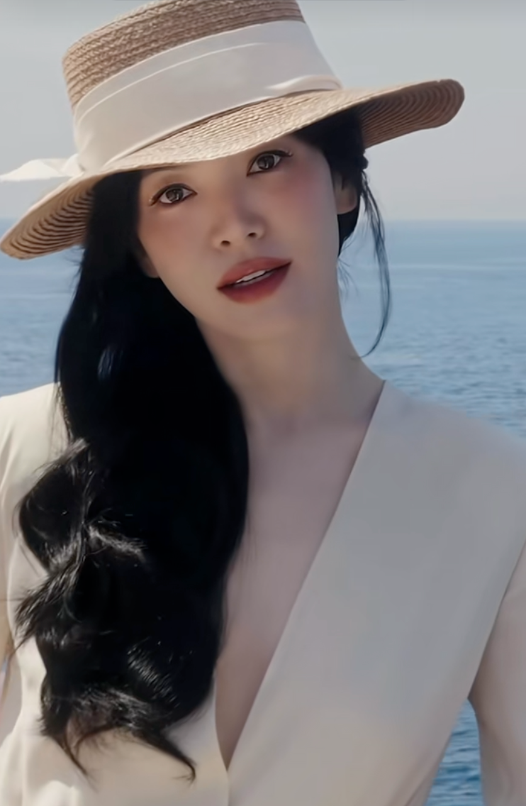 Ở tuổi 44, Song Hye Kyo vẫn m&ecirc; đầm trắng: Phụ nữ ngo&agrave;i 35 tuổi nhất định n&ecirc;n c&oacute; một chiếc trong tủ đồ- Ảnh 4.