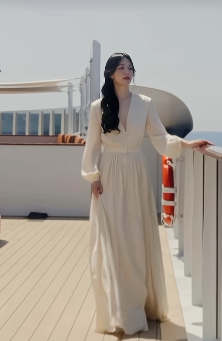 Ở tuổi 44, Song Hye Kyo vẫn m&ecirc; đầm trắng: Phụ nữ ngo&agrave;i 35 tuổi nhất định n&ecirc;n c&oacute; một chiếc trong tủ đồ- Ảnh 2.