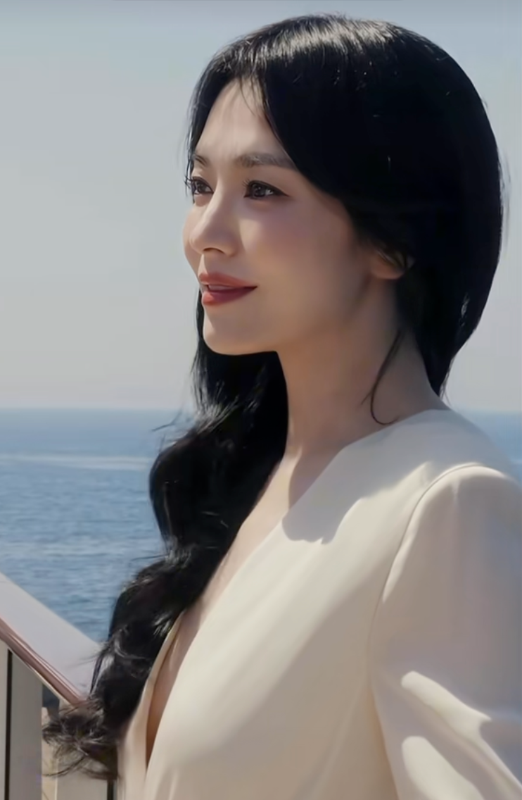 Ở tuổi 44, Song Hye Kyo vẫn m&ecirc; đầm trắng: Phụ nữ ngo&agrave;i 35 tuổi nhất định n&ecirc;n c&oacute; một chiếc trong tủ đồ- Ảnh 5.
