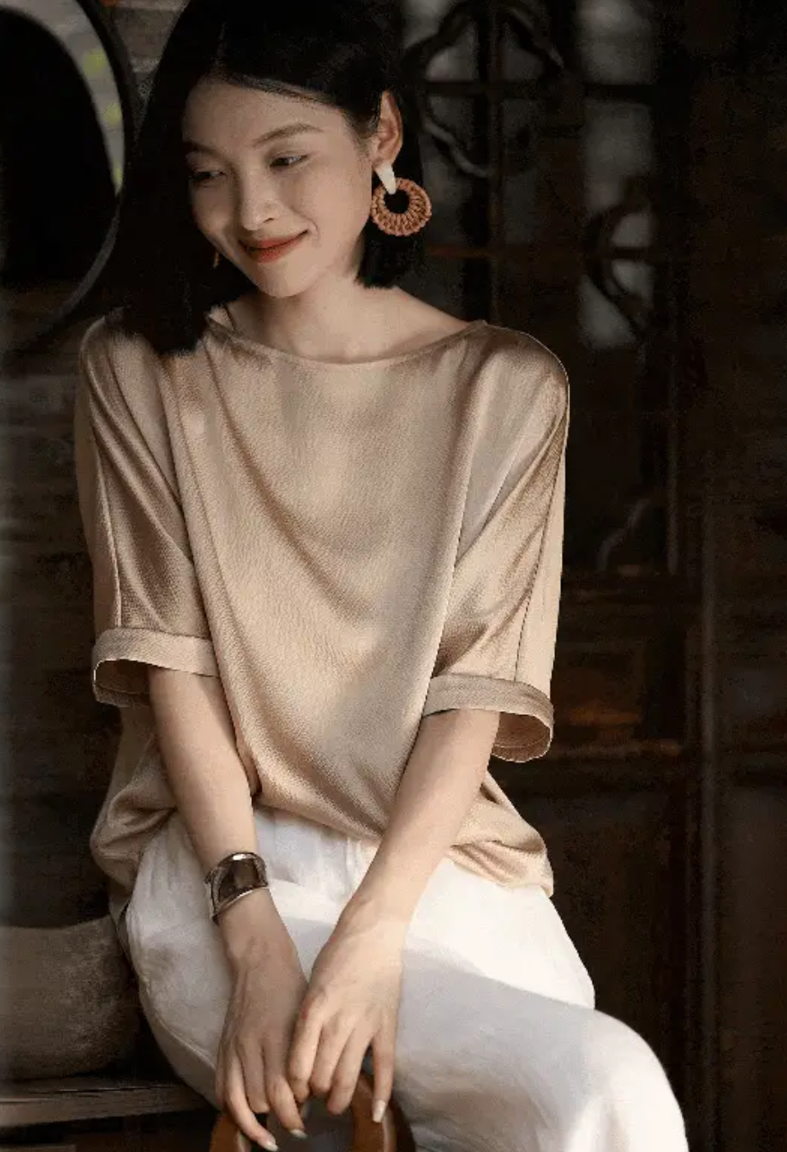 Kh&ocirc;ng phải &aacute;o ph&ocirc;ng, hay sơ mi, đ&acirc;y mới l&agrave; kiểu &aacute;o gi&uacute;p ph&aacute;i đẹp tuổi ngo&agrave;i 30 nh&igrave;n cao sang, tinh tế hơn- Ảnh 4.